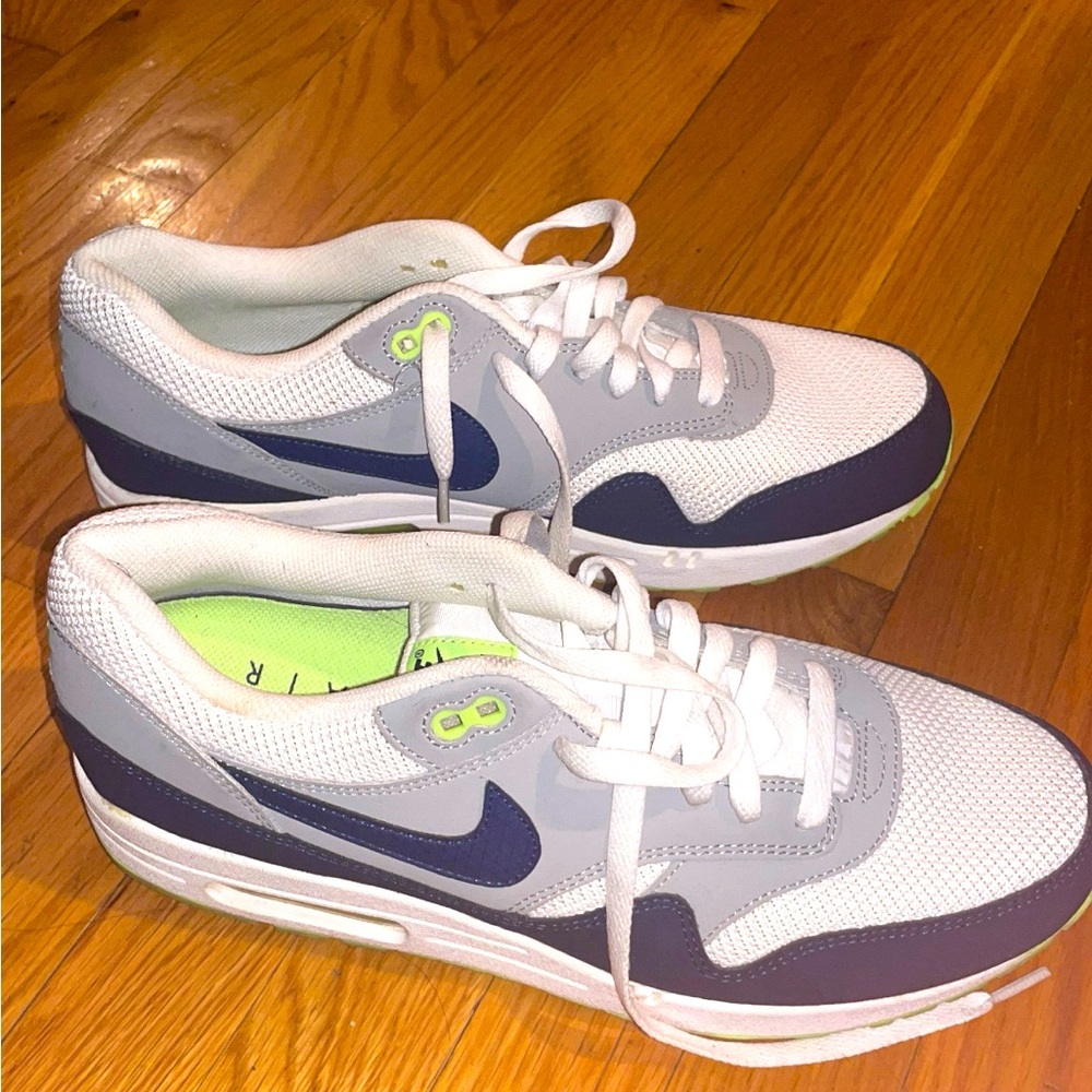 Gentle used Nike sneakers Unisex! Perfect for all season! Grab them now!
